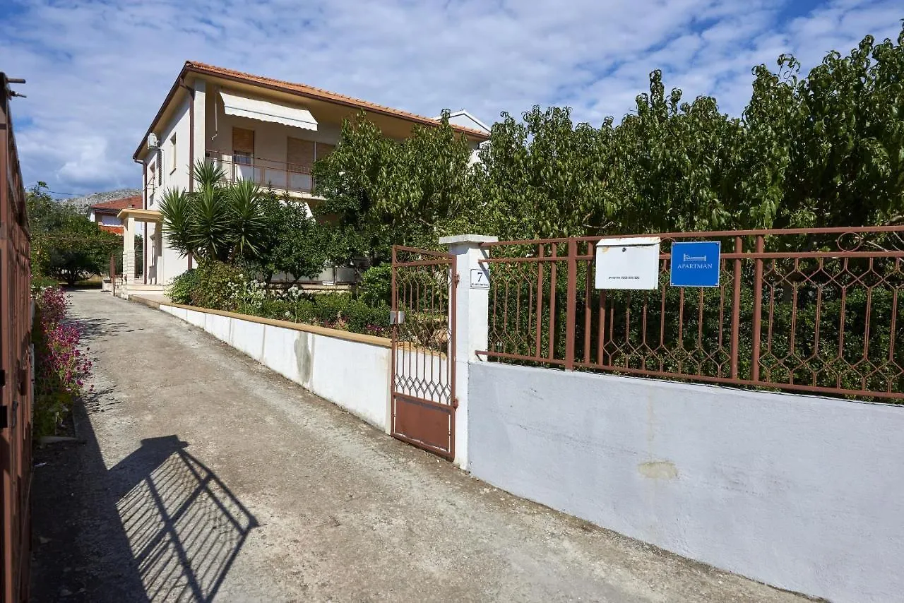 Pensjonat Apartments And Rooms With Parking Space Trogir - 13102