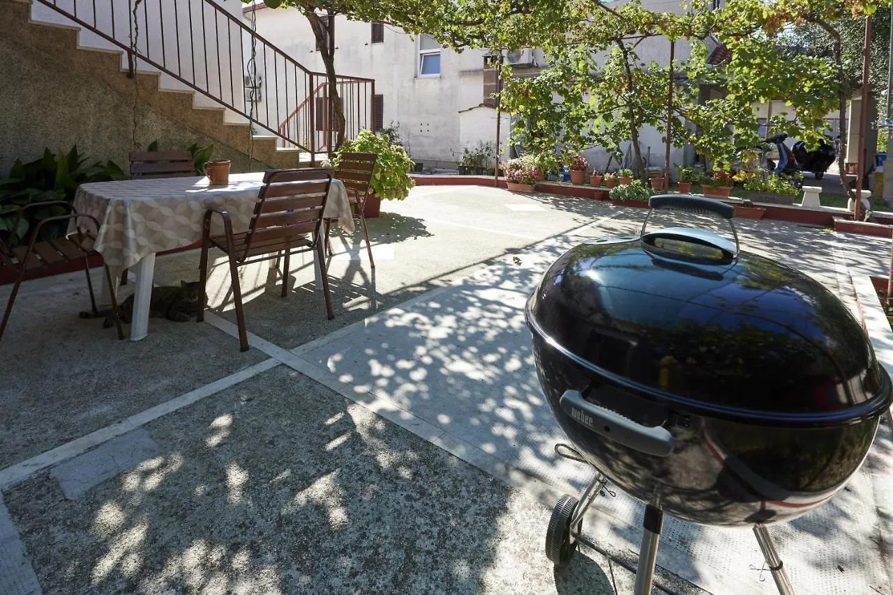 Apartments And Rooms With Parking Space Trogir - 13102 3*,