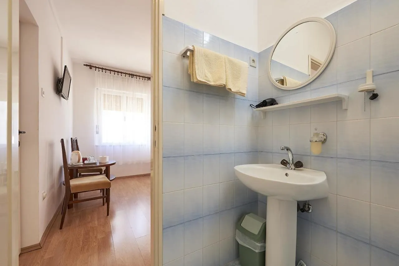 Apartments And Rooms With Parking Space Trogir - 13102 Pensjonat