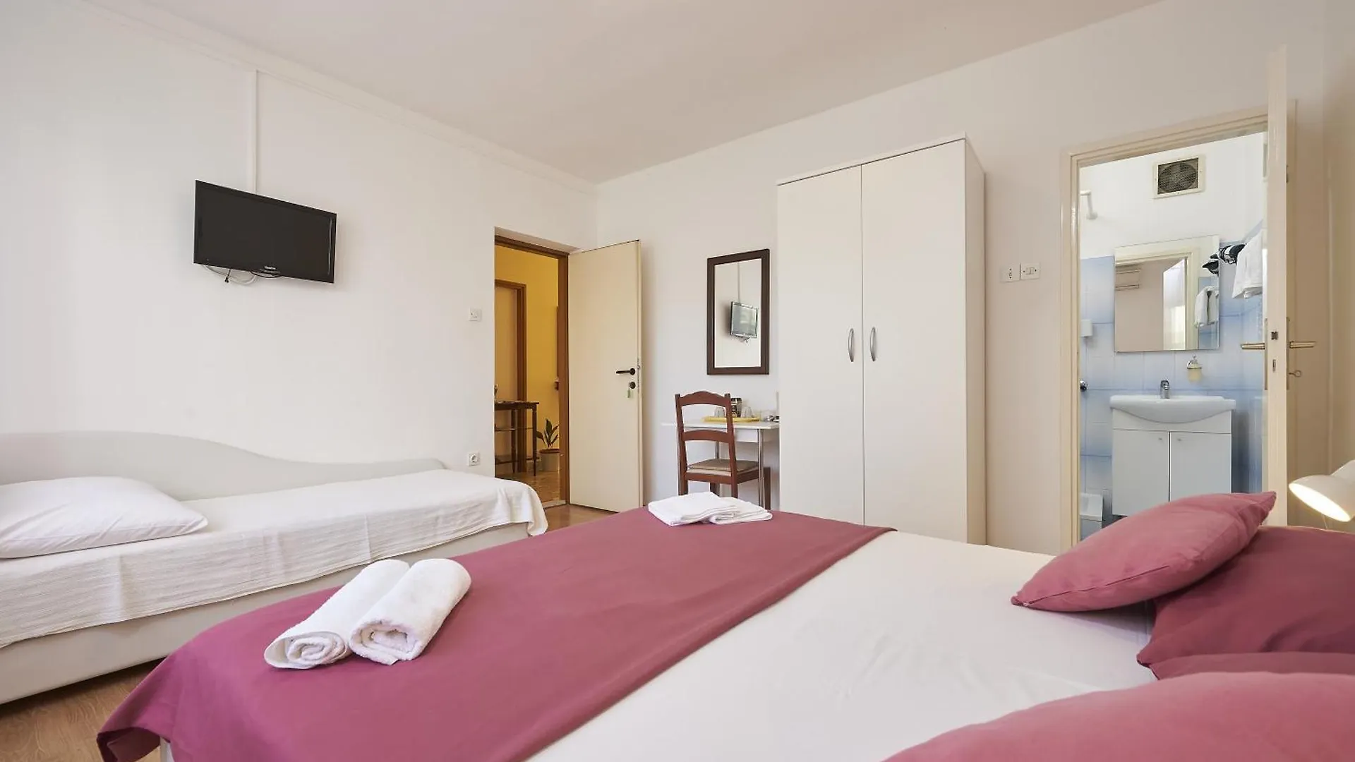 Apartments And Rooms With Parking Space Trogir - 13102 3*,  Chorwacja